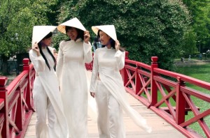 des-belles-filles-en-chapeau-conique