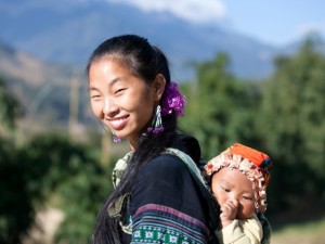 jeune-femme-vietnamienne-avec-son-bebe