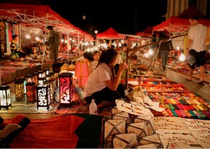 marche-aux-puces-nocturne-a-luangprabang-laos