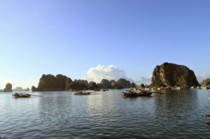 marche-flottant-baie-halong-au-vietnam